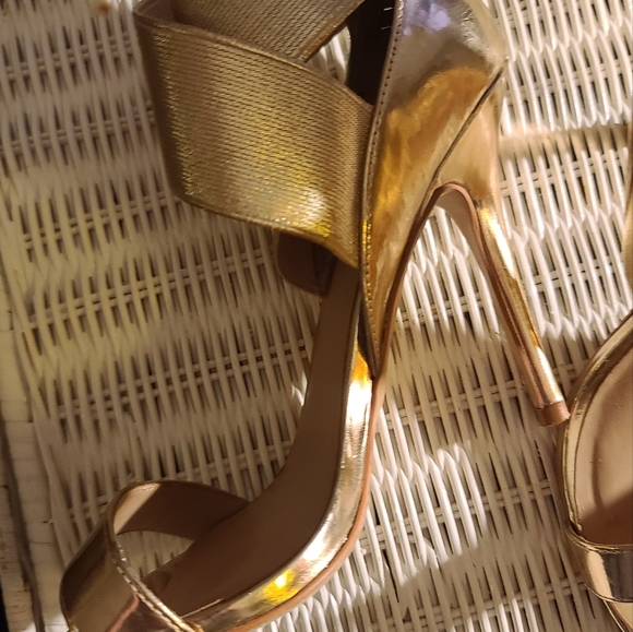 BEAUTIFUL  METALLIC  GOLD HEELS - Picture 13 of 16